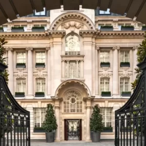 RWLDN_homepage_entrance_wrought_iron_gates_leading_to_Courtyard